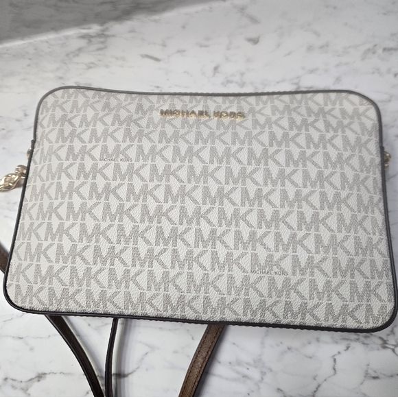 Michael Kors Jet Set Beige and Tan Crossbody Bag - Picture 3 of 9